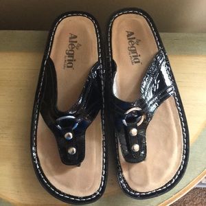 Algeria 38 black patent thong sands nwob